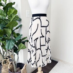 Black and White pleated Skirt